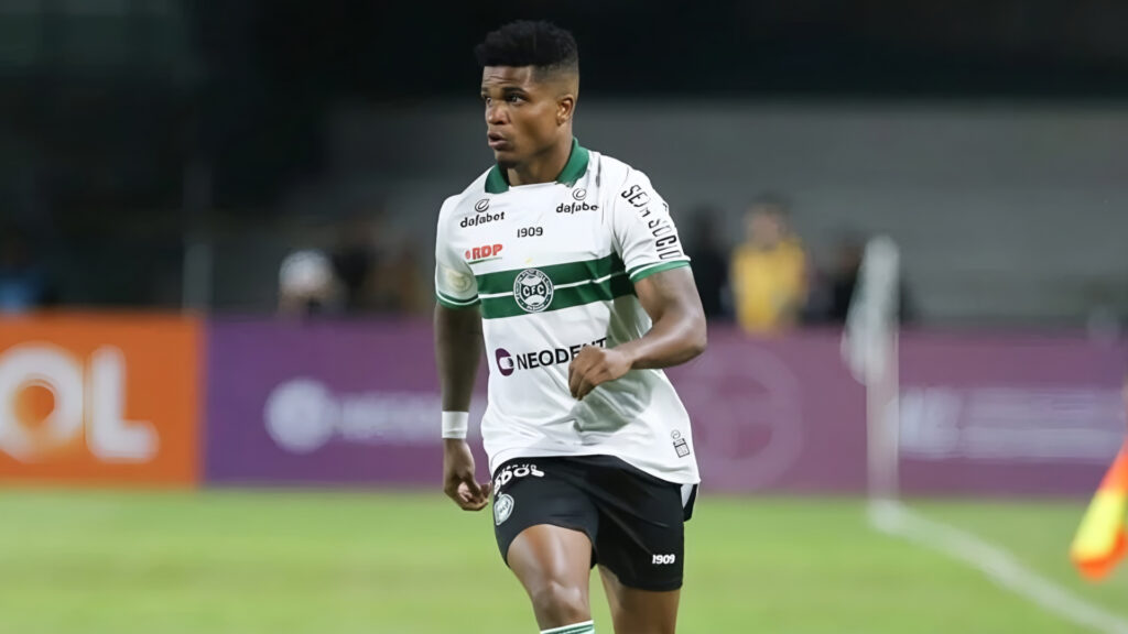 Vitória acerta com o lateral-esquerdo Jamerson, que estava no Coritiba